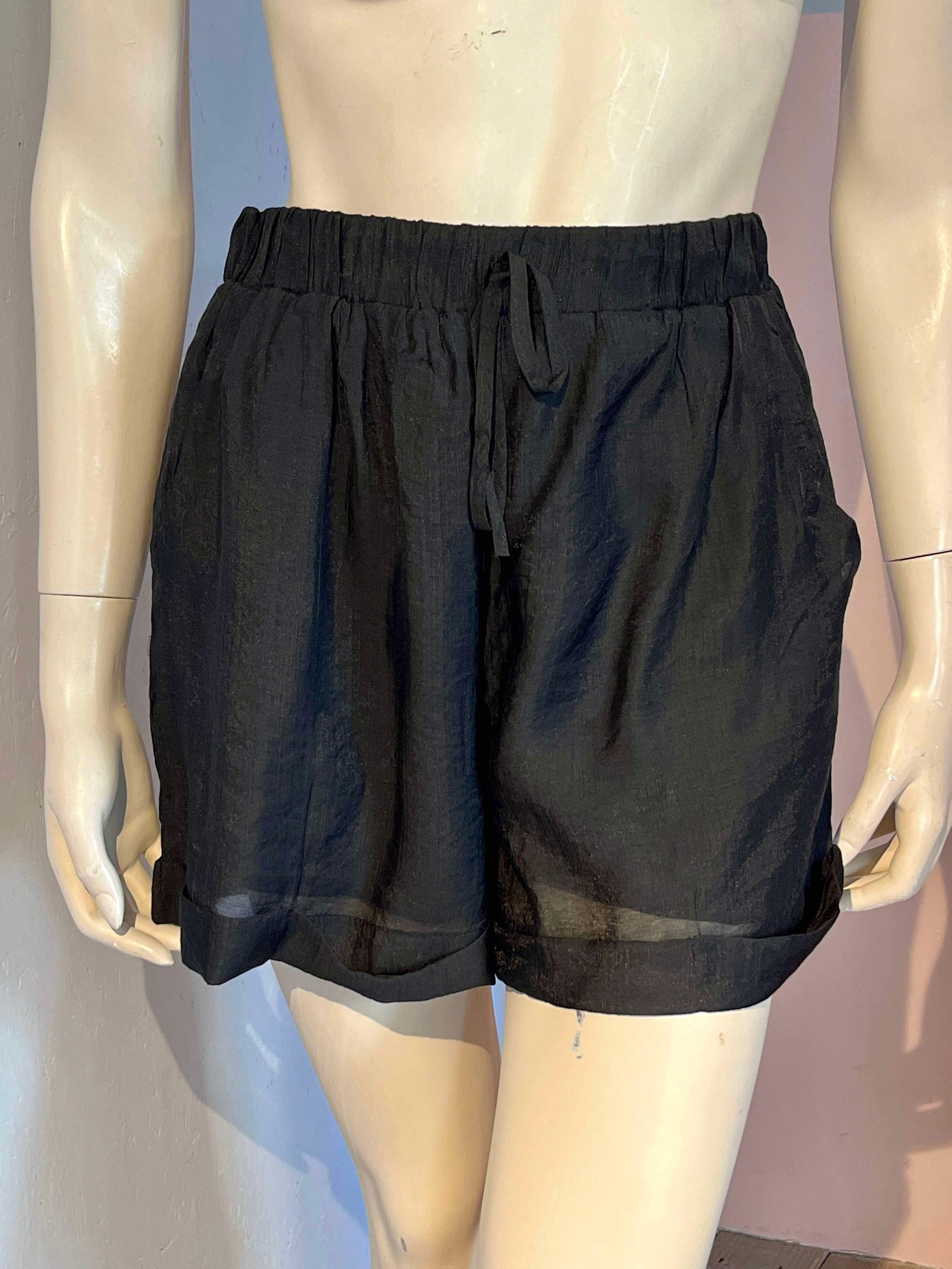 Lara - Shorts - Size: M