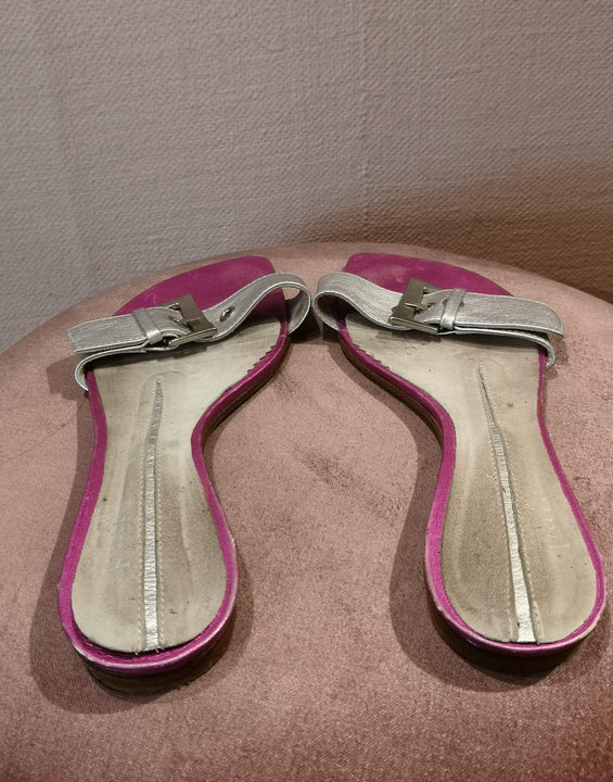 A Pair - Slippers - Size: 40